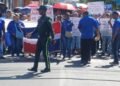 Paro en Las Carreras: Maestros banilejos dejan las aulas y toman las calles en demanda de justicia para su escuela