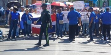 Paro en Las Carreras: Maestros banilejos dejan las aulas y toman las calles en demanda de justicia para su escuela