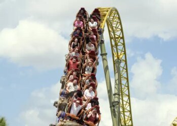 Hombre con lesión en la columna muere en la montaña rusa de Universal Orlando, revela un informe