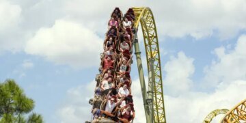 Hombre con lesión en la columna muere en la montaña rusa de Universal Orlando, revela un informe