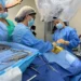 Una nueva melodía para la vida: cirugía milagrosa en HOMS devuelve la audición a una joven paciente