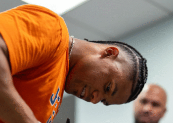 Juan Soto le da la bienvenida a Residente en Citi Field y autografía su Grammy en un emotivo encuentro