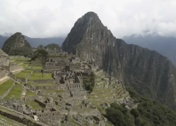 Bloqueos en vías férreas dejan a turistas varados en el camino a Machu todoor cierran el paso a la ciudadela inca