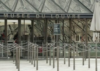 ¡Colmo! Robo Sorprende a Turistas Ya Frustrados por Louvre Cerrado