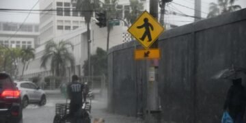¡Alerta! Vaguada desata fuertes aguaceros este domingo por la tarde