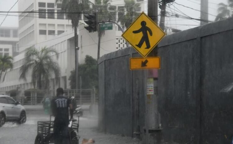 ¡Alerta! Vaguada desata fuertes aguaceros este domingo por la tarde