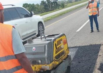 ¡Por fin! Obras Públicas arregla los baches de la Autopista Duarte