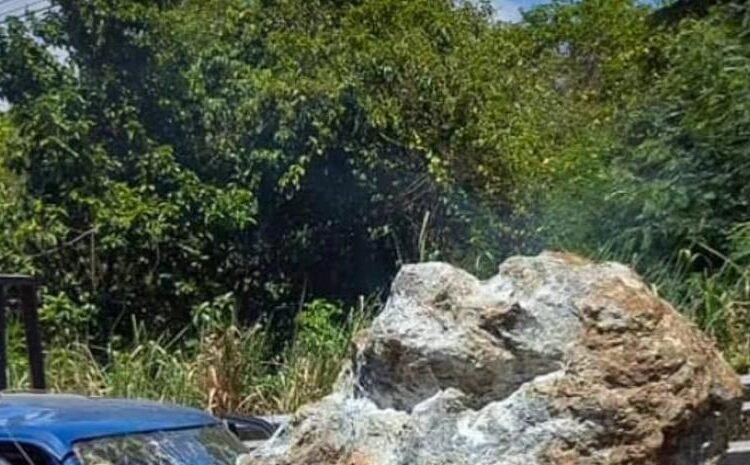 ¡Alerta Jarabacoa! Tercer derrumbe de rocas golpea la carretera