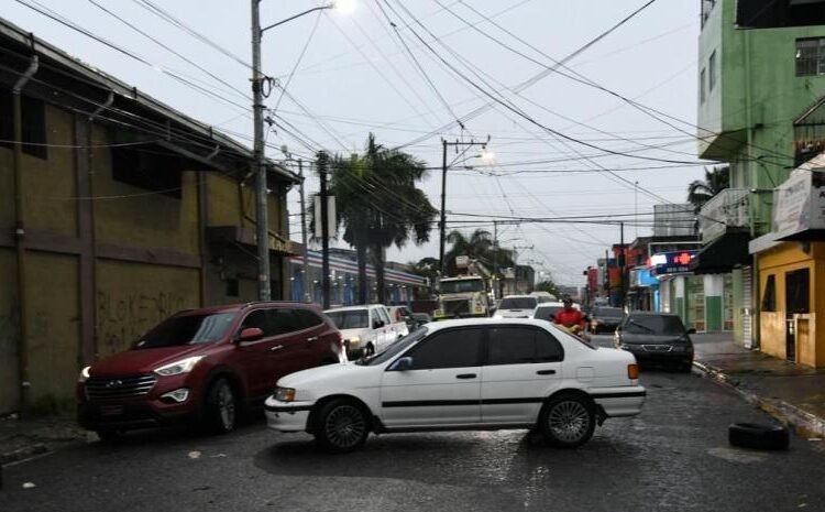 Desesperación por inundación: Vecino bloquea su calle para salvar su hogar