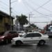 Desesperación por inundación: Vecino bloquea su calle para salvar su hogar