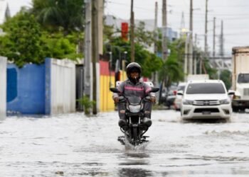 SOS El Almirante: ¡Calles parecen el río Ozama y nadie responde!