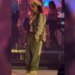 Lola Young se desploma en concierto y cancela su gira