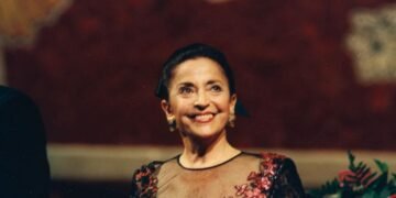 París Subasta Joyas de Teresa Berganza: 4 Vestidos Icónicos de la Ópera