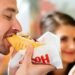 ALERTA ROJA: Consumo de ultraprocesados explica auge de cáncer de colon en jóvenes