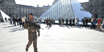 DESVELADO: Todo sobre los 4 sospechosos del atraco a las Joyas de la Corona del Louvre