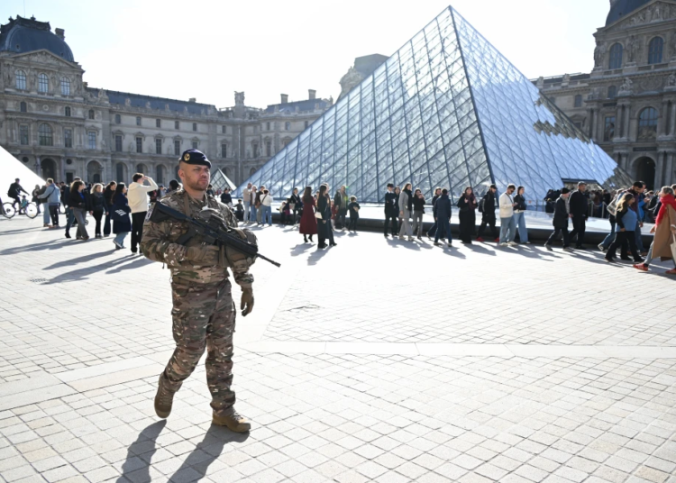 DESVELADO: Todo sobre los 4 sospechosos del atraco a las Joyas de la Corona del Louvre