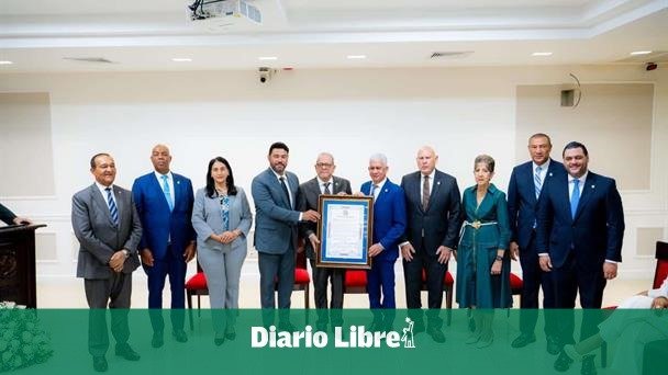 ¡Leyenda! Senado rinde tributo a Ernesto Veloz por 30 años clave en el turismo