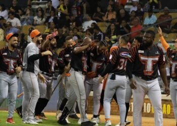 ¡Explosión taurina! Toros del Este detonan cuadrangulares y conquistan Santiago