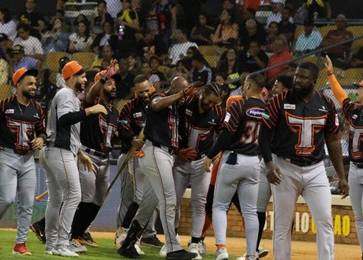 ¡Explosión taurina! Toros del Este detonan cuadrangulares y conquistan Santiago