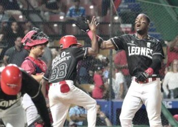 ¡Jonronazo de Junior Lake desata triunfo de Leones!