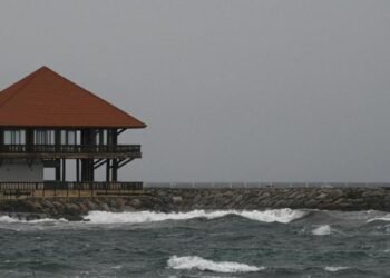 Vaguada trae lluvias breves, ¡pero el mar enfurece con oleaje extremo!