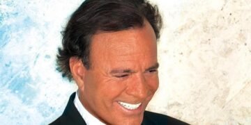 Julio Iglesias destapa los mensajes de las mujeres que lo acusan de agresión sexual