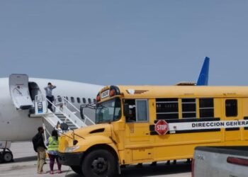 Cumplieron su condena: ICE repatria 41 dominicanos de prisiones de EE UU