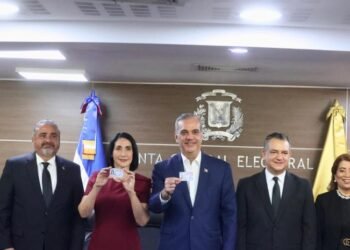 Abinader y Raquel Arbaje: Los primeros en estrenar la nueva cédula de identidad