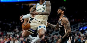 Giannis DOMINA y Bucks Ganan 112-110 a Hawks en Final de Infarto