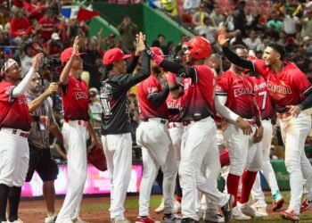 ¡Escogido arrasa! Derrota a Águilas, lidera el Round Robin y se acerca a la final