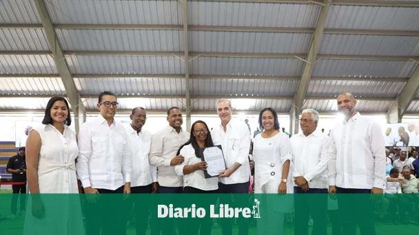 Abinader cumple el sueño de 500+ familias en Neiba con históricos títulos de propiedad