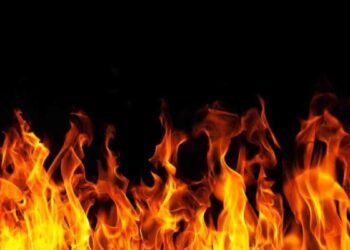 Voraz incendio en la Zona Colonial destruye viviendas y vehículos