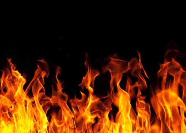 Voraz incendio en la Zona Colonial destruye viviendas y vehículos
