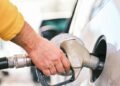El precio del diésel se dispara casi un 70 % antes de impuestos por la guerra en Irán y los transportistas exigen ayudas urgentes