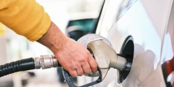 El precio del diésel se dispara casi un 70 % antes de impuestos por la guerra en Irán y los transportistas exigen ayudas urgentes
