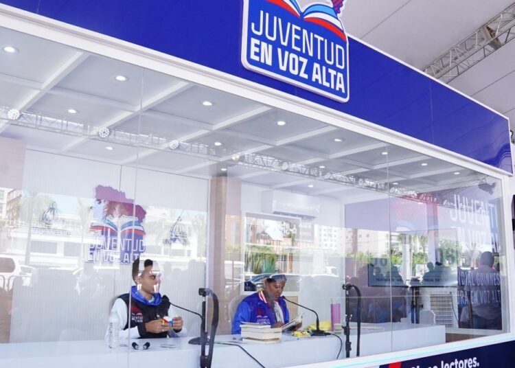 Jóvenes dominicanos hacen historia tras completar 480 horas de lectura continua por el Récord Guinness