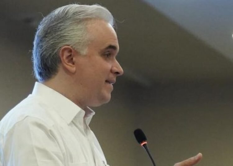 Ministro de Educación convoca a revisión curricular urgente tras los bajos resultados en PISA 2025