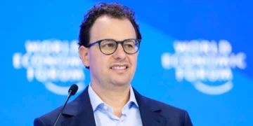 Qué es la auto-mejora recursiva y por qué temen que la inteligencia artificial escape al control humano