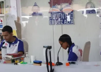 Jóvenes dominicanos pulverizan récord mundial de lectura en voz alta y van por más