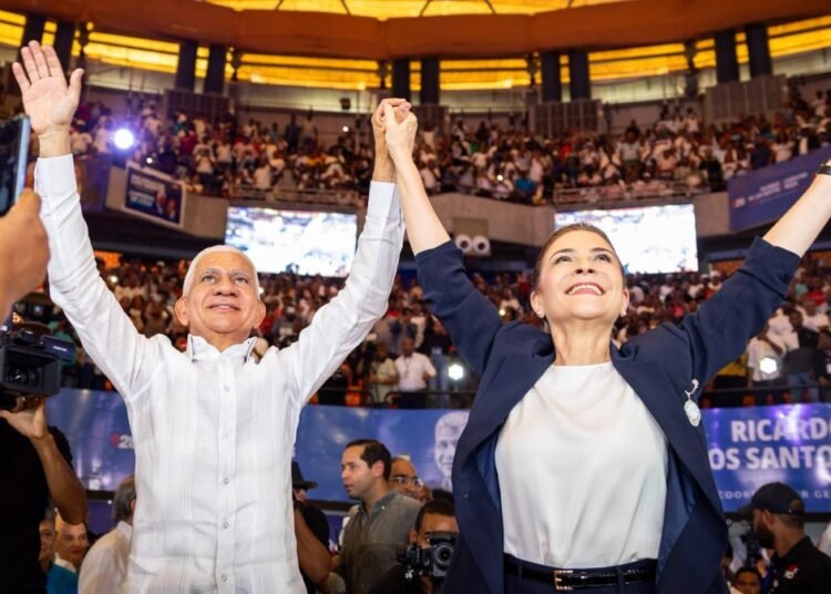 Carolina Mejía designa al senador Ricardo de los Santos como jefe de su campaña presidencial