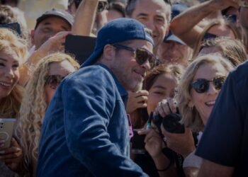 Brad Pitt causa furor en San Sebastián con su llegada para presentar Heart of the Beast