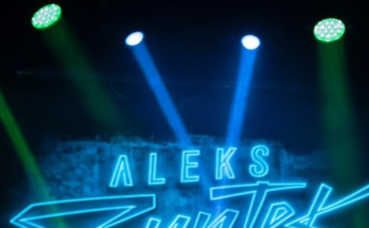 Aleks Syntek anuncia su salida de Mexico tras polemica y criticas