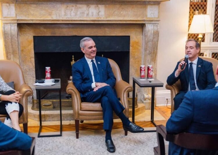 El presidente Abinader defiende aranceles cero y exportación de tierras raras desde Nueva York