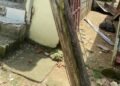 Alarma en Villa Mella por cables caídos y poste a punto de colapsar
