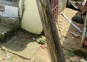 Alarma en Villa Mella por cables caídos y poste a punto de colapsar