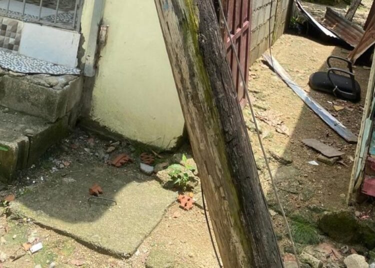 Alarma en Villa Mella por cables caídos y poste a punto de colapsar