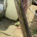 Alarma en Villa Mella por cables caídos y poste a punto de colapsar
