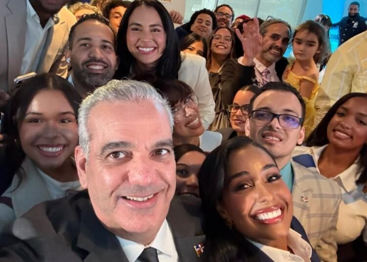 Luis Abinader anuncia 300 becas para dominicanos en Nueva York sin intermediarios