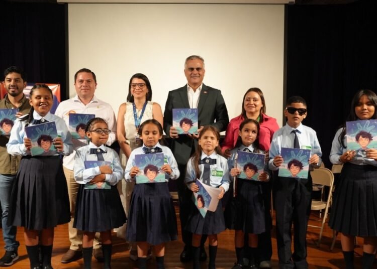 Niños con discapacidad visual emocionan en la Feria del Libro de Honduras con poemario en braille