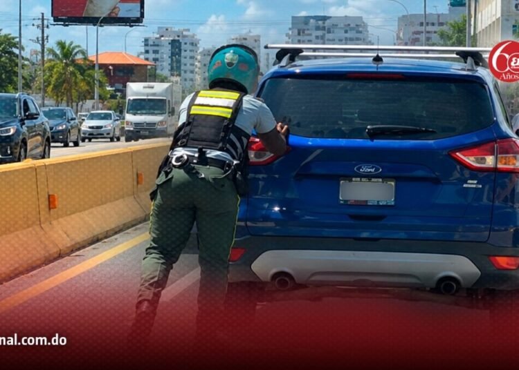 Agente de la Digesett sorprende al ser captado empujando una guagua varada en la 27 de Febrero